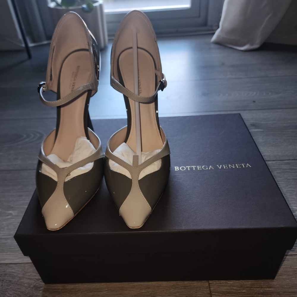 Bottega Veneta patent leather pointed toe patent leather strap pumps